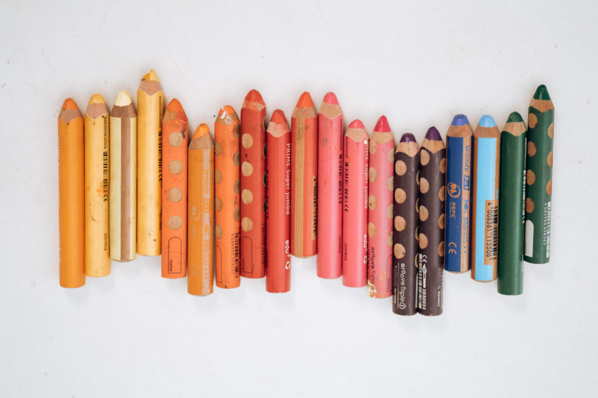 Bunte gepunktete Bleistiffte liegen der Farbe sortiert nach nebeneinander